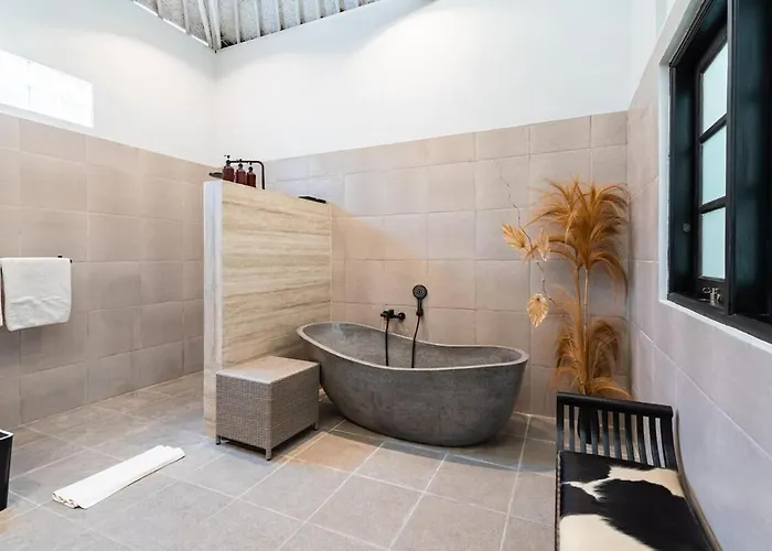 Villa Umalas 4br Haven With Private Pool Near *